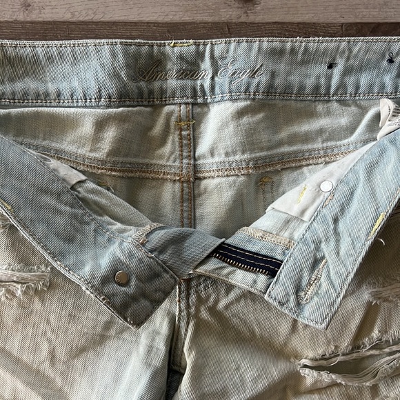 American Eagle Light Wash Cut Off Denim Shorts GUC - Size 8 - Picture 3 of 3